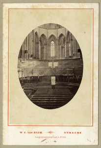 82726 Interieur van de Domkerk (Domplein) te Utrecht: koor met amfithater-opstelling van de kerkbanken, uit het westen.